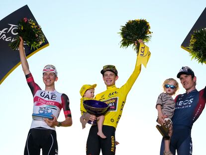 Jonas Vingegaard celebra su victoria en el Tour de Francia junto a Tadej Pogacar, a la izquierda, y Geraint Thomas, a la derecha, este domingo en los Campos Elíseos.