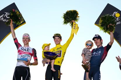 Jonas Vingegaard celebra su victoria en el Tour de Francia junto a Tadej Pogacar, a la izquierda, y Geraint Thomas, a la derecha, este domingo en los Campos Elíseos.