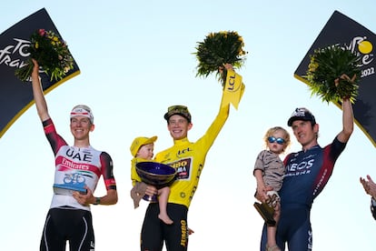 Jonas Vingegaard celebra su victoria en el Tour de Francia junto a Tadej Pogacar, a la izquierda, y Geraint Thomas, a la derecha, este domingo en los Campos Elíseos.