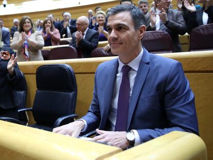 La vicepresidenta Nadia Calviño aplaude a Pedro Sánchez en el Pleno en el Senado.