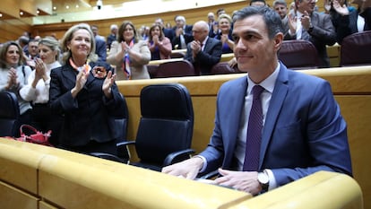 La vicepresidenta Nadia Calviño aplaude a Pedro Sánchez en el Pleno en el Senado.