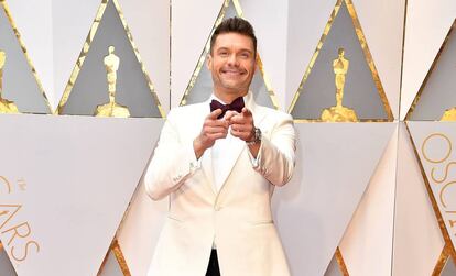 Ryan Seacrest es uno de los presentadores más populares y queridos de Estados Unidos y un habitual en la cobertura de los Oscar para la cadena E!. Pero hace una semana su exestilista lo acusó de abusos y acoso en un artículo publicado por la revista 'Variety'. Con poco tiempo para reaccionar (y un desmentido por parte del presentador), la cadena E! decidió mantener a Seacrest como reportero en la alfombra roja. Pero lo que no se imaginaban es que casi todos los nominados se negarían a hablar con él. Solo dos intérpretes nominados (Allison Janney y Christopher Plummer) se detuvieron ante su micrófono. La cadena llegó a imponer un retardo de 30 segundos en la emisión por si alguna parte debía editarse: preveían que alguna voz crítica podía enfrentarse a Seacrest.