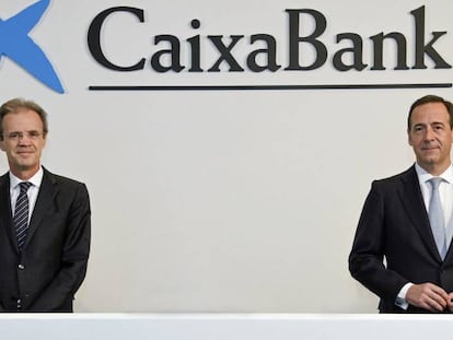 El presidente de Caixabank, Jordi Gual, y el consejero delegado de la entidad, Gonzalo Gortázar, en la pasada junta general de accionistas.