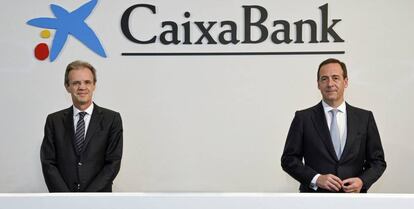 El presidente de Caixabank, Jordi Gual, y el consejero delegado de la entidad, Gonzalo Gortázar, en la pasada junta general de accionistas.