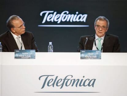 El presidente de Telefónica, César Alierta, junto al vicepresidente, Isidre Fainé.