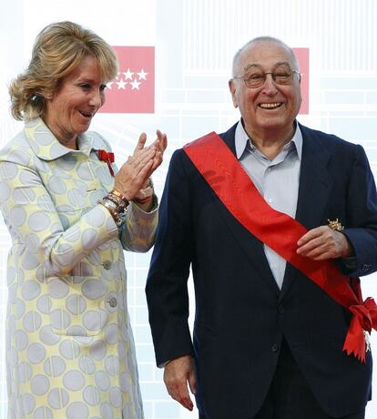 La presidenta de la Comunidad de Madrid Esperanza Aguirre aplaude tras imponer la Gran Cruz de la Orden del Dos de Mayo al sindicalista Nicolás Redondo Urbieta durante un acto oficial de entrega de las Medallas de la Comunidad de Madrid.