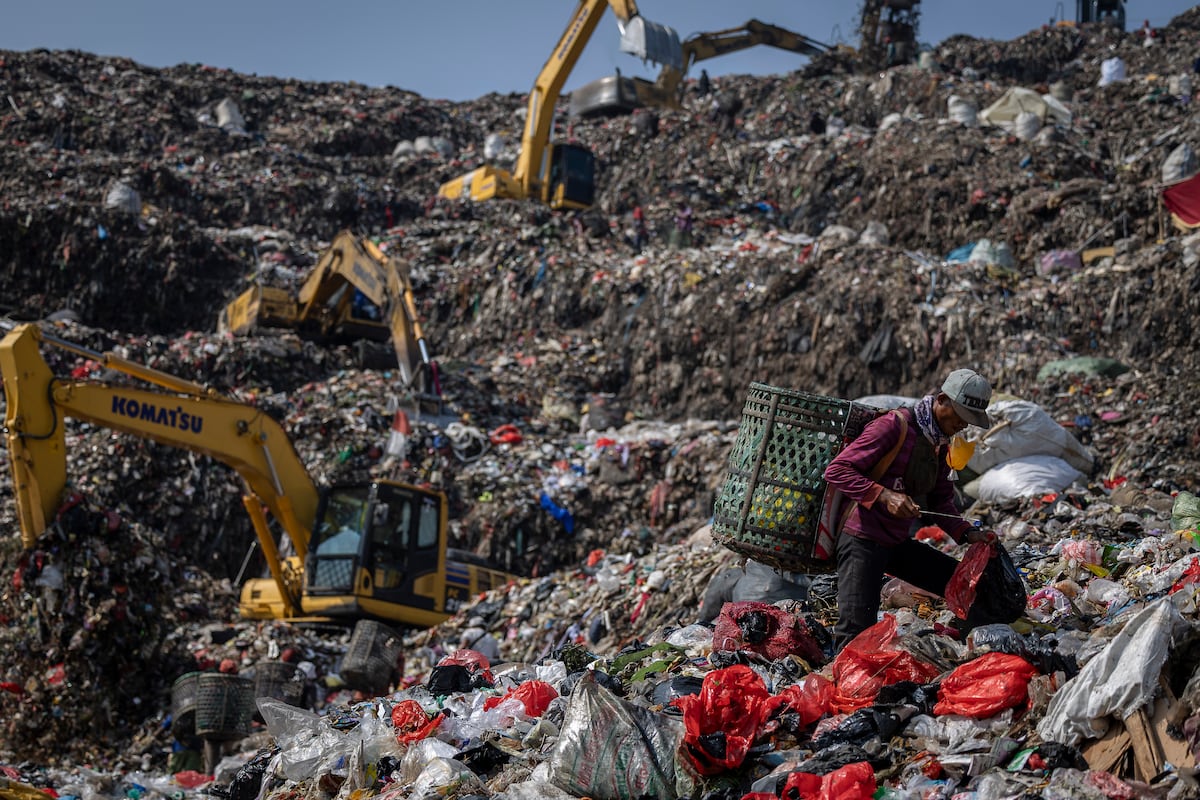 Los buscadores de basura se juegan la vida en el mayor vertedero del sudeste asiático