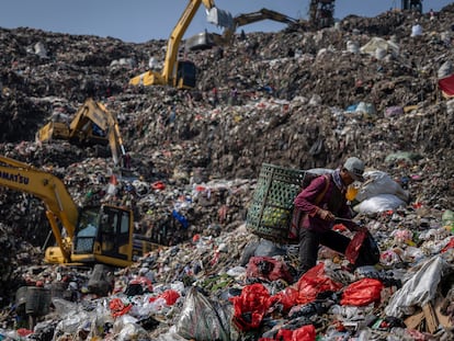 Los buscadores de basura se juegan la vida en el mayor vertedero del sudeste asiático
