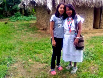 A la derecha, Alcira Villafaña, lideresa de los Arhuaco, un pueblo indígena de la Sierra Nevada de Santa Marta, en Colombia.