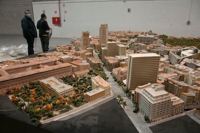 Maquetas de Madrid, Catedral de la Almudena y Plaza de Toros de las Ventas, en  un almacén municipal, en Coslada.