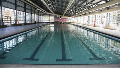 Piscina cubierta en un polideportivo municipal de Madrid. 