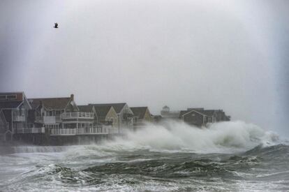 La tormenta también afectó el movimiento de la marea. En la imagen, las casas junto a la costa de Scituate, Massachusetts.