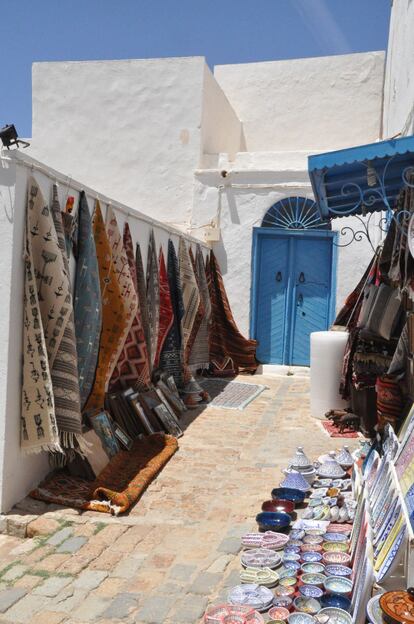 Tienda de alfombras y cerámica en Sidi Bou Said.
