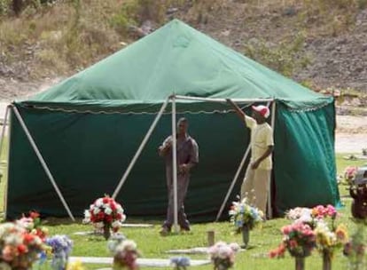 Los trabajadores del cementerio de Nassau preparan todo para el entierro de Anna Nicole Smith.