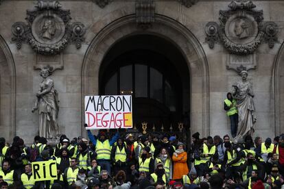 "Macron, muévete" es uno de los carteles que han portado los manifestantes en la plaza de la Ópera de París.