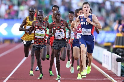 El noruego Jakob Ingebrigtsen durante la parte final de los 5.000m en Eugene (Oregón).