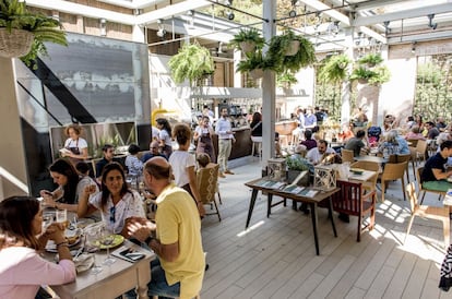 Semiabierto al parque, La Galería es un espacio para las tapas.