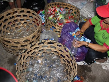 Em muitas regiões do planeta a reciclagem de plásticos ainda é manual, garrafa a garrafa, tampinha a tampinha