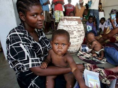 Un pequeño espera sobre las piernas de su madre para pasar a la consulta en el centro de investigación sobre la malaria, en la localidad de mozambiqueña de Manhica.