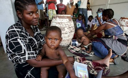 Un pequeño espera sobre las piernas de su madre para pasar a la consulta en el centro de investigación sobre la malaria, en la localidad de mozambiqueña de Manhica.