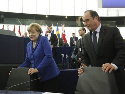 Angela Merkel y Fran&ccedil;ois Hollande, ayer en el Parlamento Europeo.  