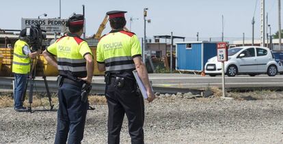 Dos 'mossos' vigilan una carretera en Juneda (Lleida).