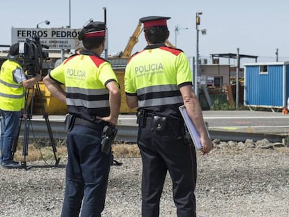 Dos &#039;mossos&#039; vigilan una carretera en Juneda (Lleida).