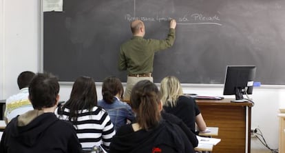Un profesor imparte una clase de Filología francesa en la Universidad de Alicante.