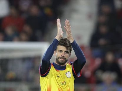 Piqué aplaudeix al públic en ser substituït.