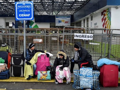 Inmigrantes venezolanos esperan ante la oficina de migración ecuatoriana en el puente internacional de Rumichaca, en la frontera entre Ecuador y Colombia.