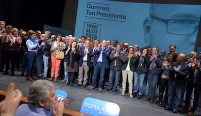 Baltar (centro) con los candidatos del PP en la provincia de Ourense