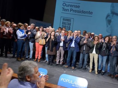 Baltar (centro) con los candidatos del PP en la provincia de Ourense