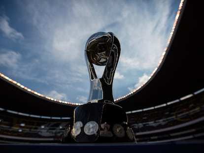 El trofeo de la Liga MX, en el estadio Azteca.