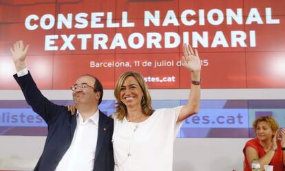 Miquel Iceta y Carme Chacón saludan durante la reunión del consejo nacional del PSC.