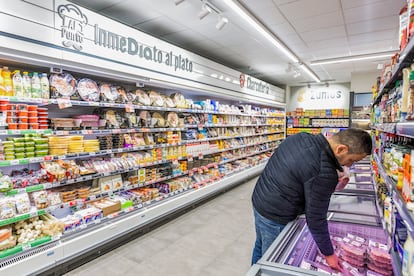 Un hombre hace la compra en un supermercado de Madrid.