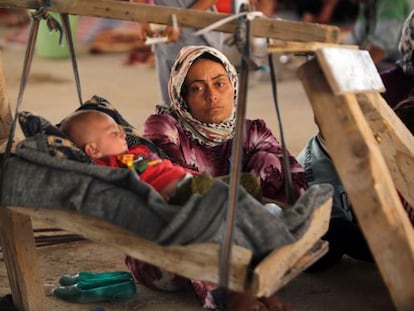 Una iraqu&iacute; yazid&iacute; con sus beb&eacute; en Dohuk tras huir de los yihadistas.