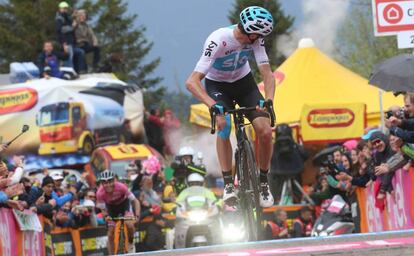 Froome, a punto de cruzar la línea de meta en la decimocuarta etapa del Giro, mira hacia atrás, donde le sigue Simon Yates, líder de la general.  
