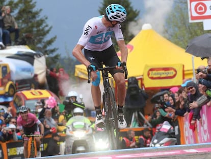 Froome, a punto de cruzar la línea de meta en la decimocuarta etapa del Giro, mira hacia atrás, donde le sigue Simon Yates, líder de la general.  