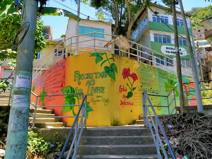 Mural de recetas de Regina Tchelly, en la favela Babilonia.