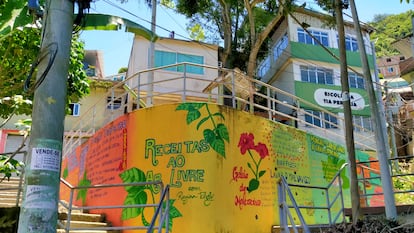 Mural de recetas de Regina Tchelly, en la favela Babilonia.