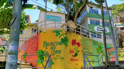 Mural de recetas de Regina Tchelly, en la favela Babilonia.