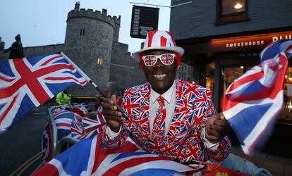 Un hombre celebra la boda de Eugenia de York y Jack Brooksbank en los alrededores del palacio de Windsor.