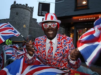 Un hombre celebra la boda de Eugenia de York y Jack Brooksbank en los alrededores del palacio de Windsor.