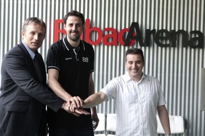 Gabriel, en el centro, durante la presentación como jugador del Bilbao Basket.