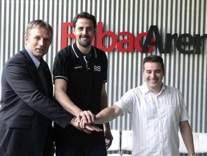 Gabriel, en el centro, durante la presentación como jugador del Bilbao Basket.