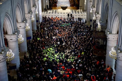 El presidente francés, Emmanuel Macron, se dirige a los trabajadores congregados en la catedral. 