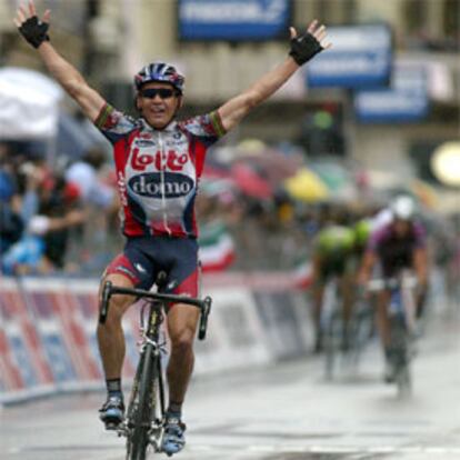 McEwen cruza en solitario la meta de la 11ª etapa del Giro.