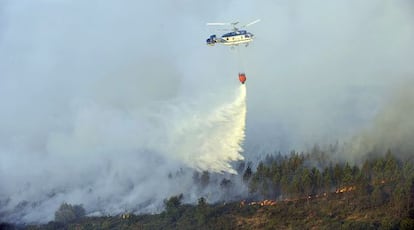 Un helicóptero trabaja en un incendio en la Ribeira Sacra, el pasado miércoles.