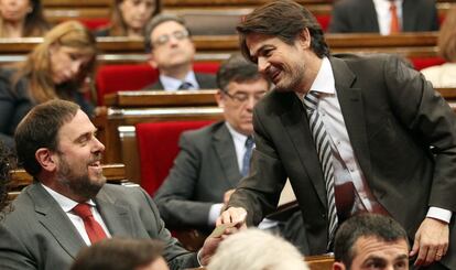 Pujol y Junqueras sonríen en un momento del pleno del Parlament.