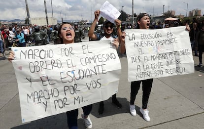 Las protestas son las mayores contra el Gobierno de Duque y ocurren en un momento de agitación social en América Latina. En la imagen, manifestantes gritan consignas contra el Gobierno.